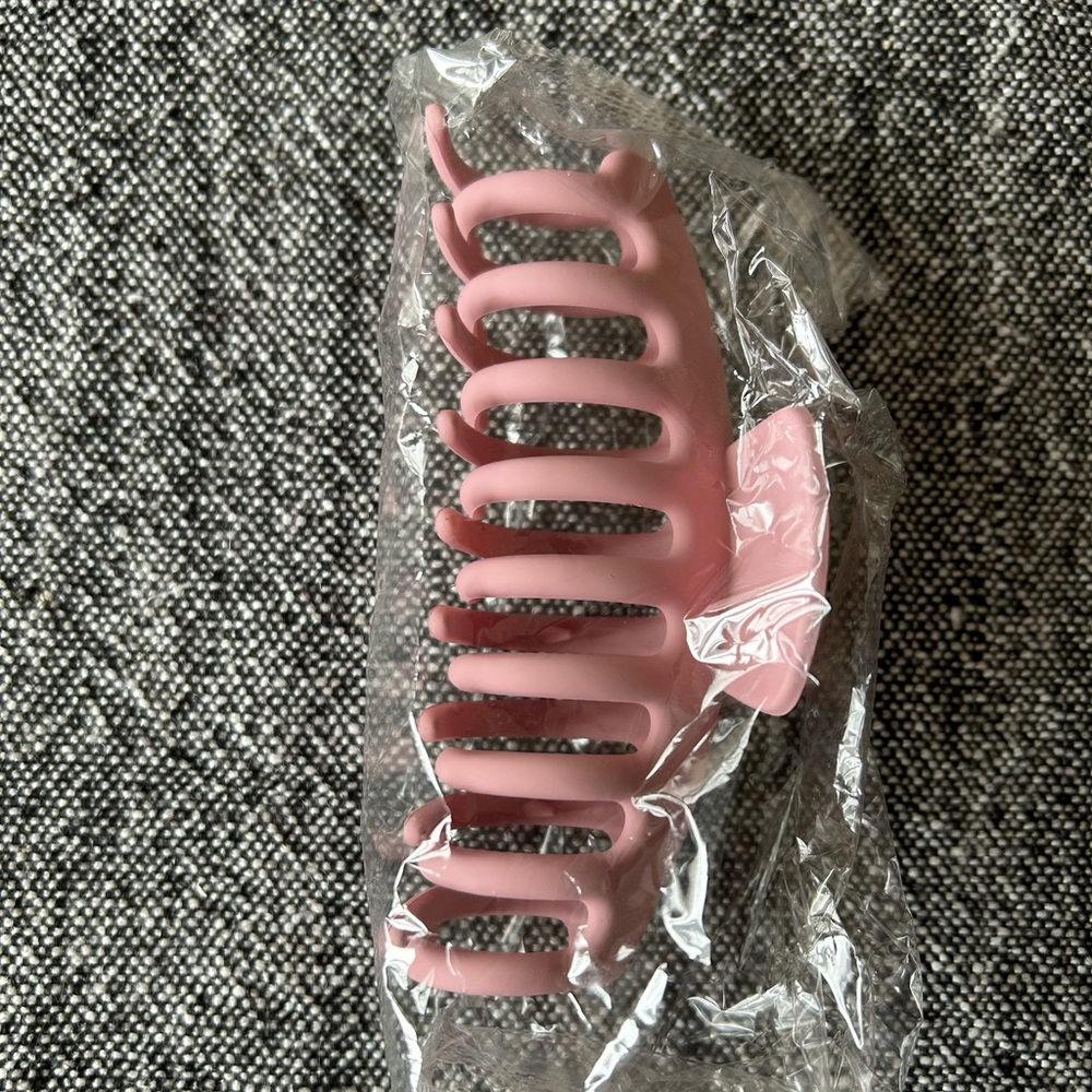 NIP Matte Jumbo Hair Clip
